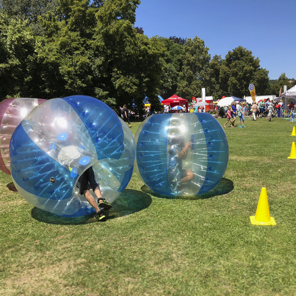 Bubble-Soccer-Spieler auf einer Familienveranstaltung.