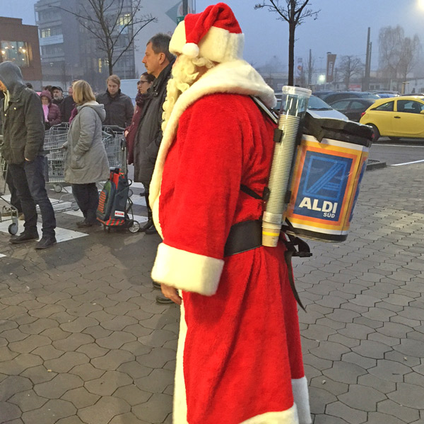 Weihnachtsmann mit Getränkerucksack mit Firmenlogo
