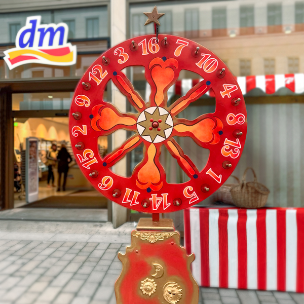 Glücksrad im Retro-Design vor einem dm-Shop