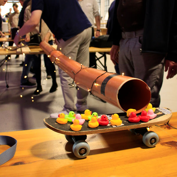 Kettenreaktions-Station auf einem Teamevent Impulsreaktion.