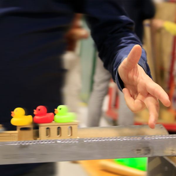 Dominoeffekt auf einem Teamevent Impulsreaktion.