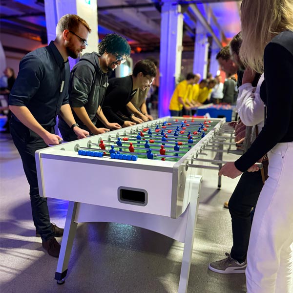 XL-Tischkicker mit 8 Spielern.