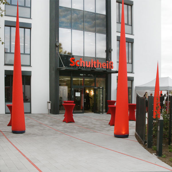 Rote Aircones als Eingangsdekoration vor Firmengebäude.