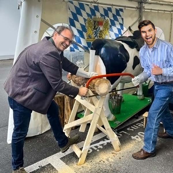 Baumstammsägen als Oktoberfestspiel.