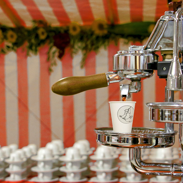 Kaffeebecher to go mit Logodruck im Marktstand.