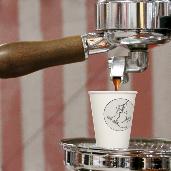 Kaffeebecher to go mit Logodruck unter Kaffeesiebträger.
