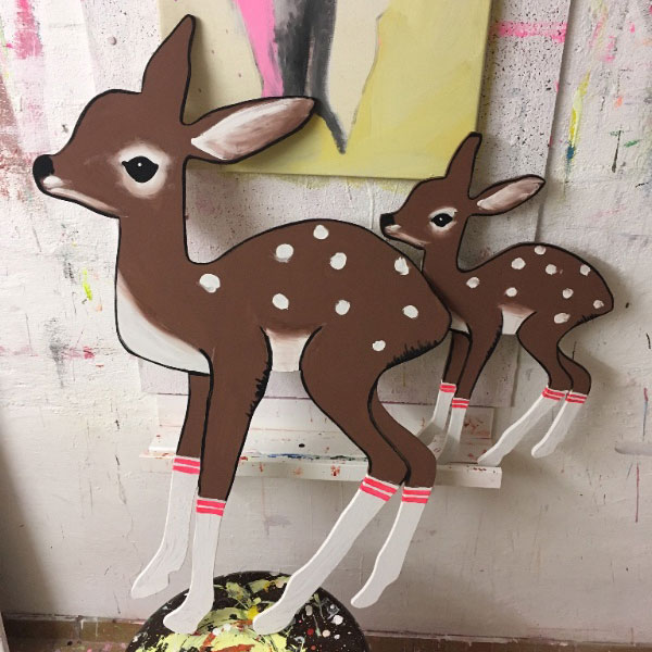 Lebensgroße Bambi-Dekoobjekte aus Holzplatten gesägt und bemalt.