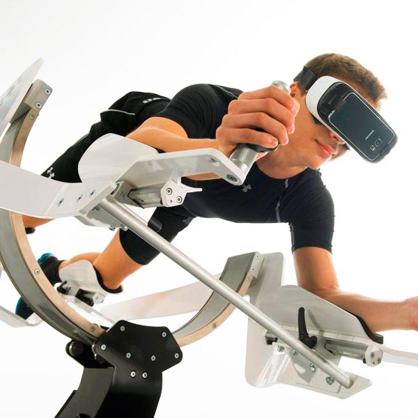 Mann auf Virtual Reality Flugsimulator.