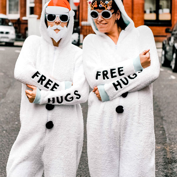 Zwei Promoterinnen im Free-Hugs-Kostüm.