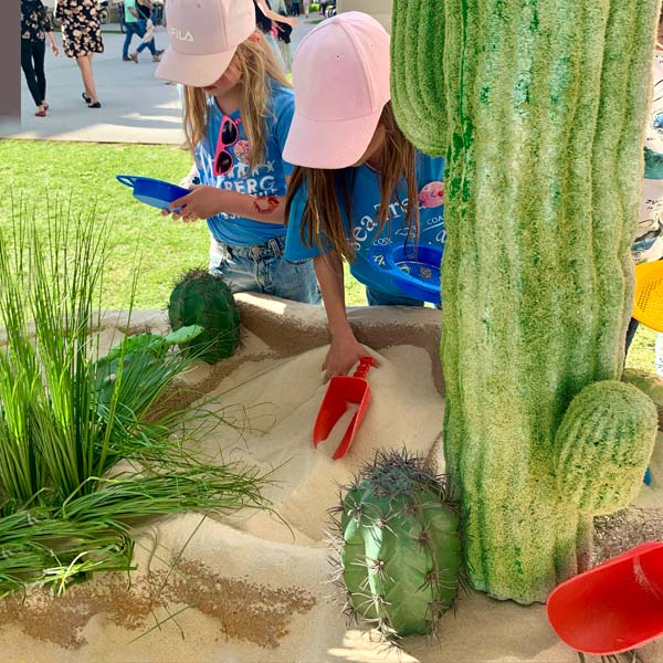 Spieleklassiker Goldschürfen, Kinder suchen im Sand nach Schätzen.