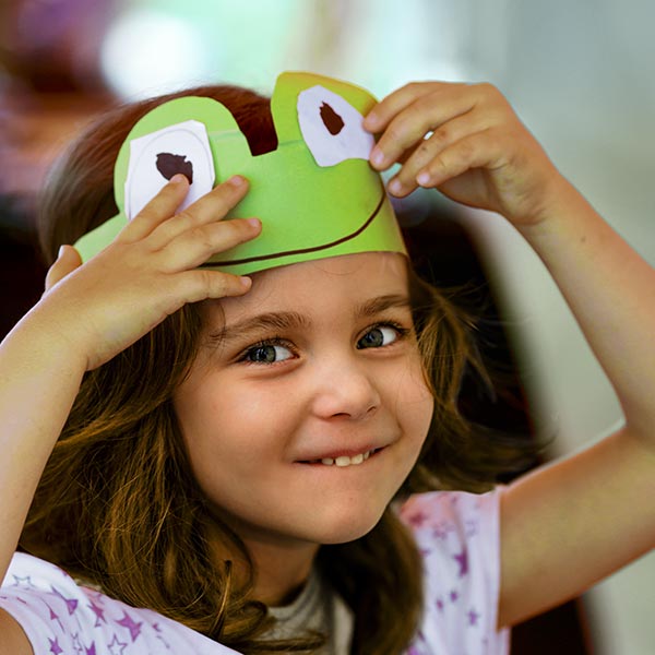 Mädchen mit Froschmaske, Kinder-Bastel-Aktion.