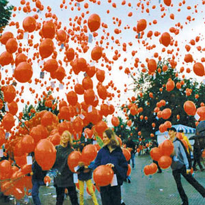 Massenstart von unzähligen roten Luftballons.