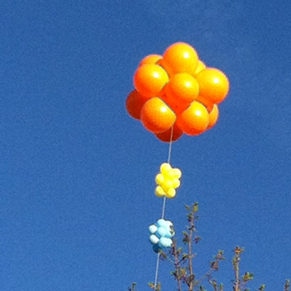 Luftballon-Eyecatcher in orange, gelb und blau.