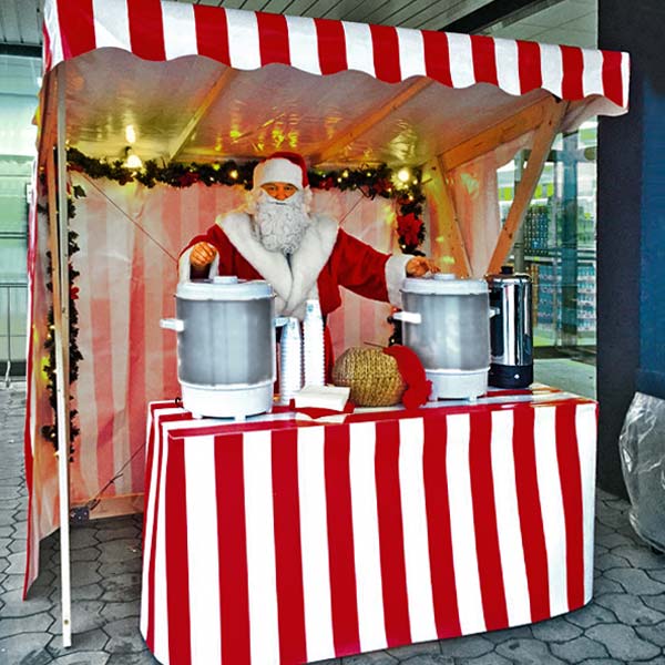 Marktstand mit Weihnachtsmann und Glüchwein.