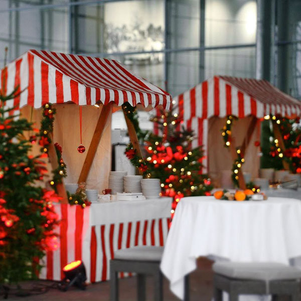 Weihnachts-Marktstand mit rotweißen Seiten und Dach.