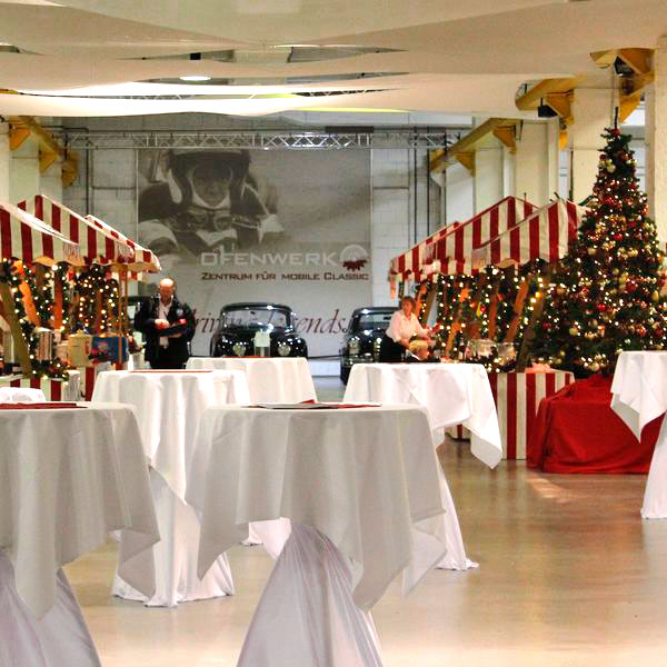 Weihnachtsbuden in rot-weiß mit weihnachtlicher Dekoration.