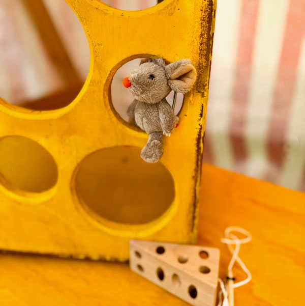 Liebevoll dekoriertes Käse-Maus-Geschicklichkeitsspiel.