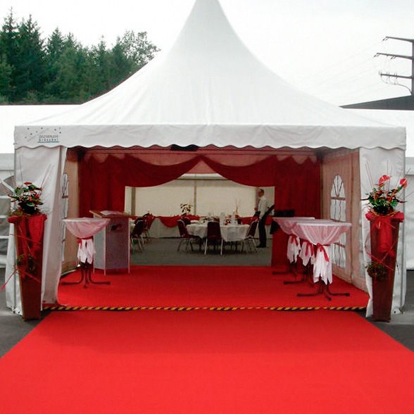 Roter Teppich vor Eingang zu Pagodenzelt.