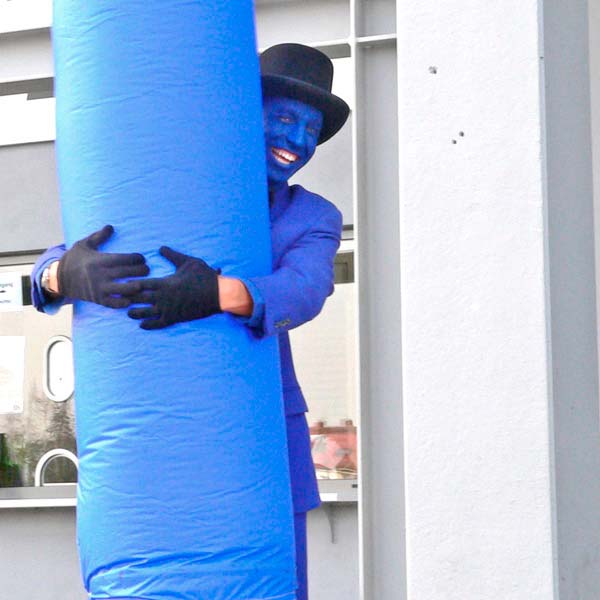 Colourman in blau umarmt blauen Skydancer.