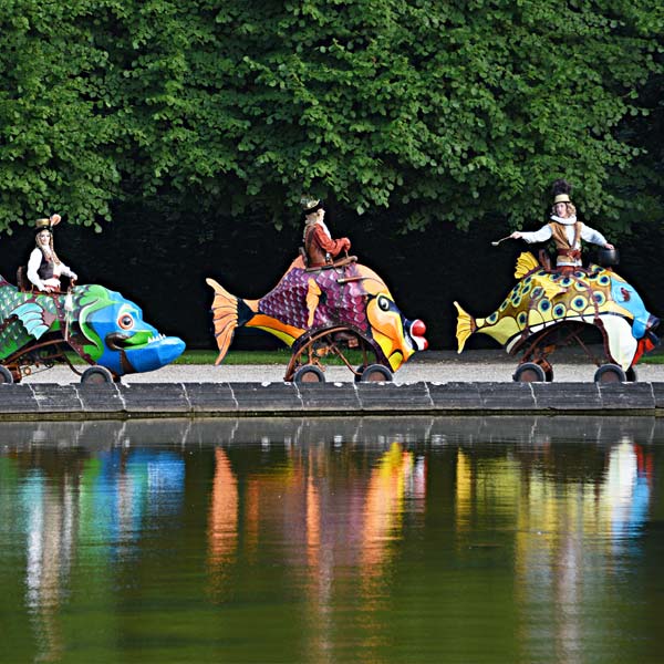 Riesigen Fische mit Kettenantrieb auf einem Event.