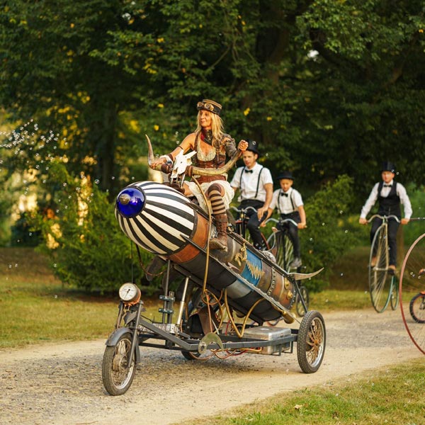 Steampunk-Künstlerin auf einer Steampunk-Rakete.