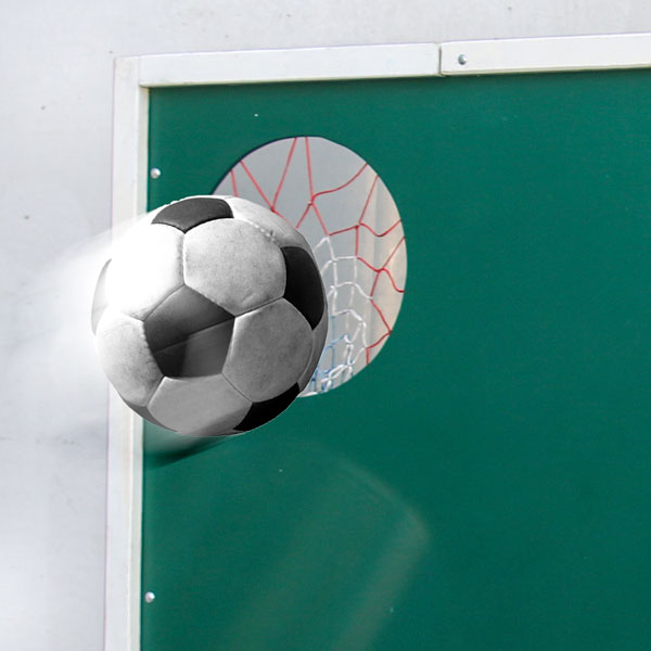 Torwand aus Holz, Ausschnitt mit fliegendem Fußball.