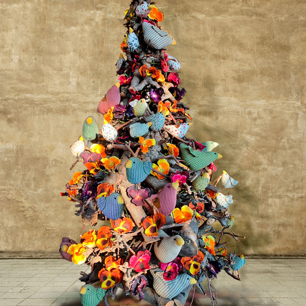 EventhausButzer Raumdekoration, Baum dekoriert mit bunten Stoffvögeln.
