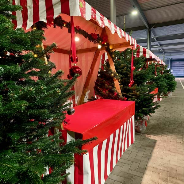 Hussen-Weihnachtsstände in Reihe stehen in einer Halle.