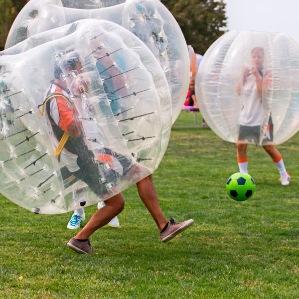 Bubble-Soccer-Spieler auf einer Firmenveranstaltung.