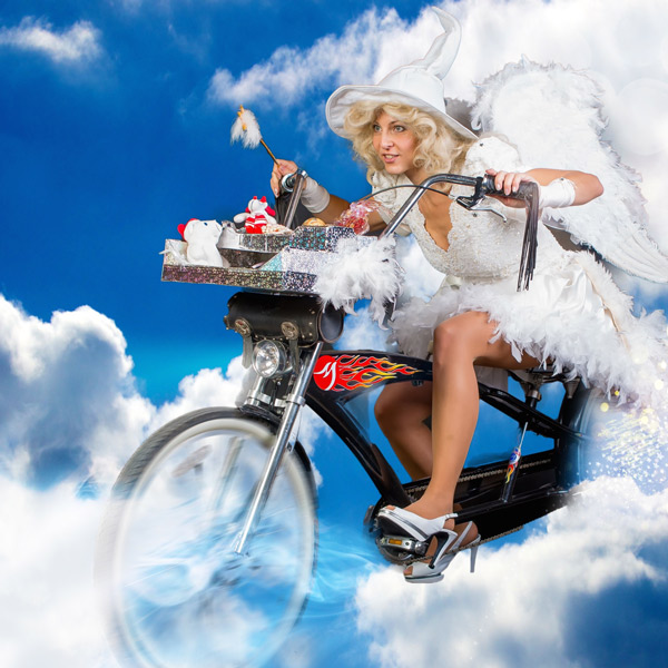 Weihnachtsfee auf Fahrrad in den Wolken