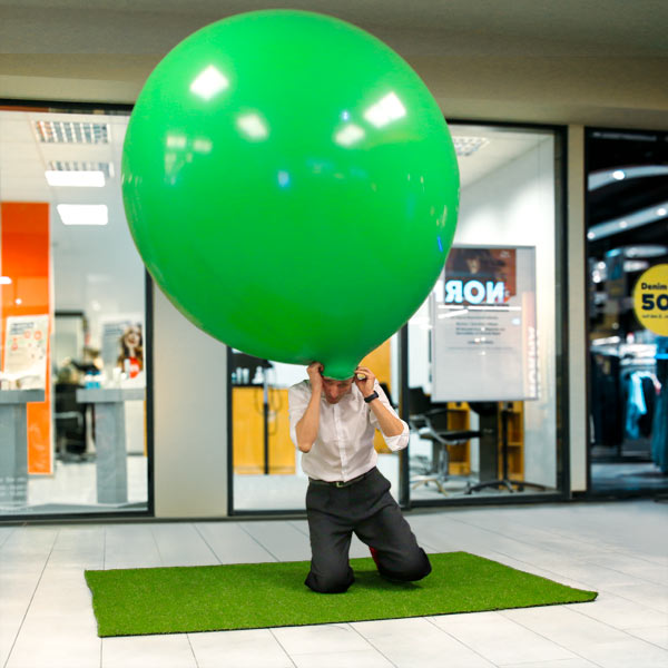 Climb-In-Ballon, Entertainer steigt in einen Riesenballon.