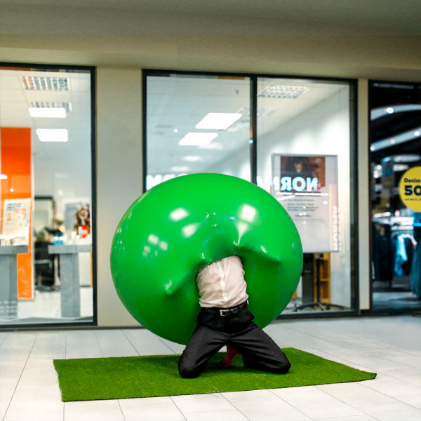 Climb-In-Ballon, Entertainer steigt in einen Riesenballon.