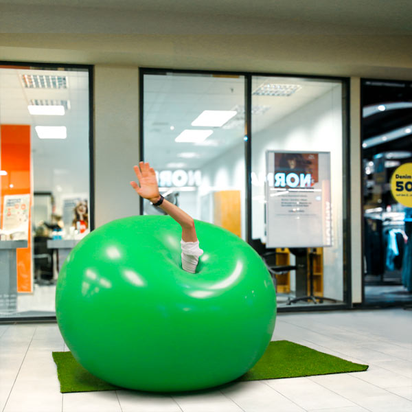 Climb-In-Ballon, Entertainer steigt in einen Riesenballon.