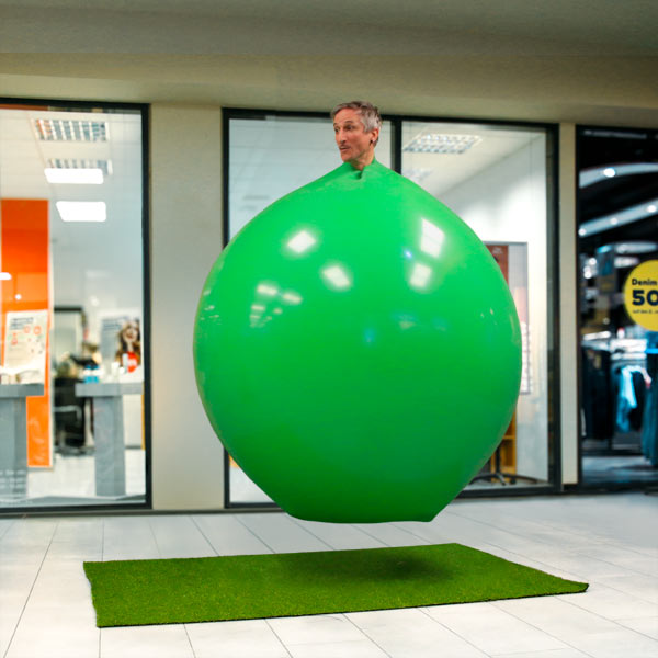 Climb-In-Ballon, Entertainer steigt in einen Riesenballon.