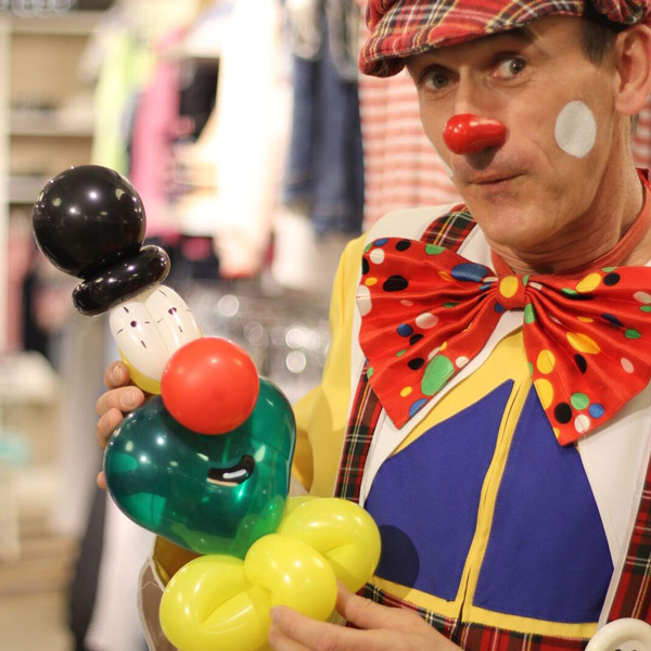 Clown mit Vogel aus Modellierballons.