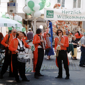 Marching Band mit rot-schwarzem Zirkusfrack.