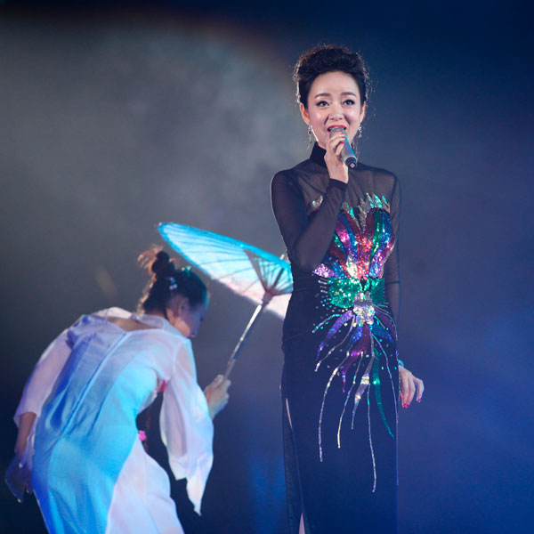 Bühnen-Performance mit asiatischer Sängerin