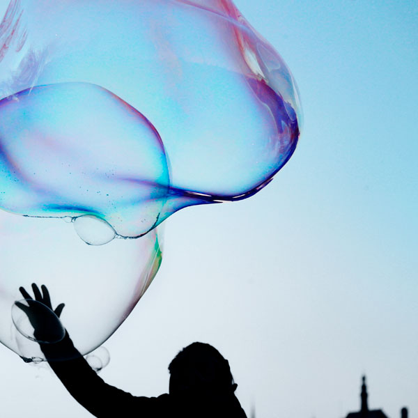 Riesen-Seifenblasen vor blauem Himmel.