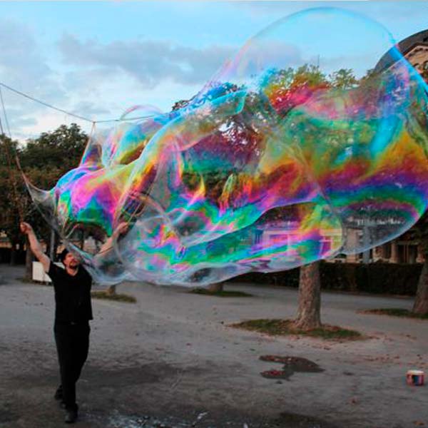 Seifenblasenkünstler mit Riesenseifenblase.