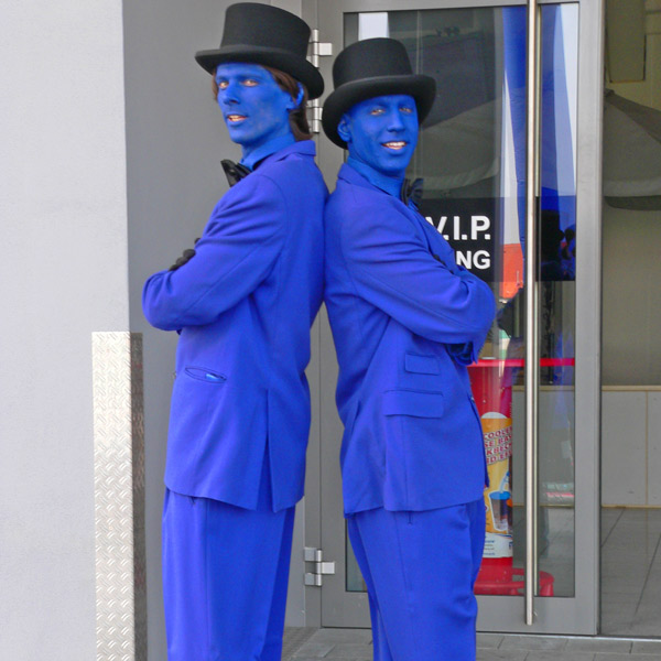 Zwei blaue Colourpeople mit schwarzem Zylinder.
