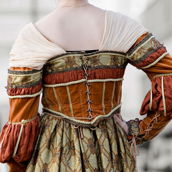 Rückenansicht von Mittelalter-Kleid.