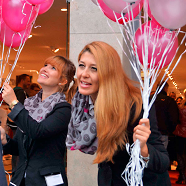 Promoterinnen mit pinken Luftballons.