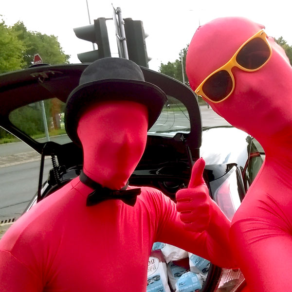 Selfie von zwei Künstlern in roten Morphsuits.