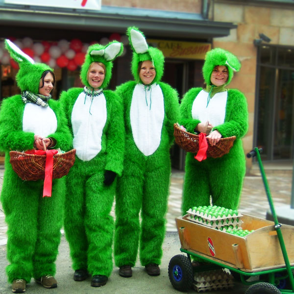 Vier Promoterinnen in grünen Hasenkostümen.