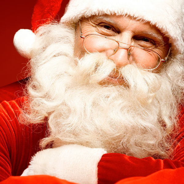 Close-Up Weihnachtsmann mit Brille.