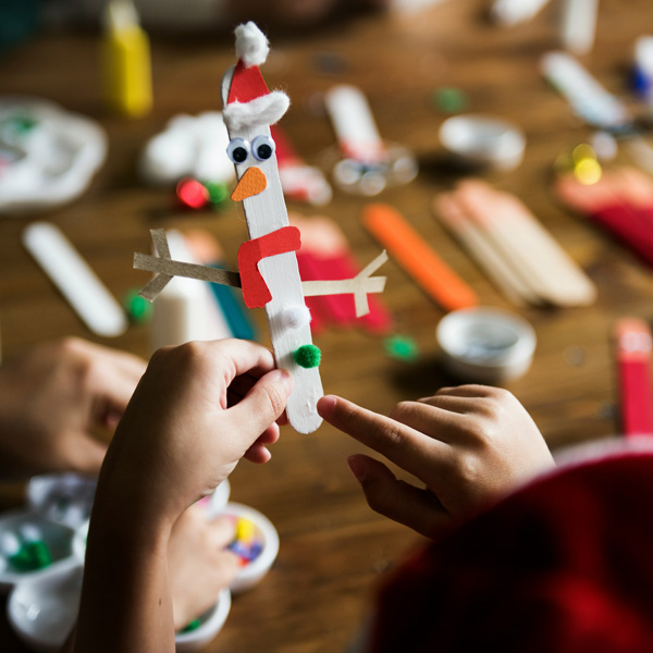 Weihnachts-Bastelaktion für Kinder mit Holzstäben.