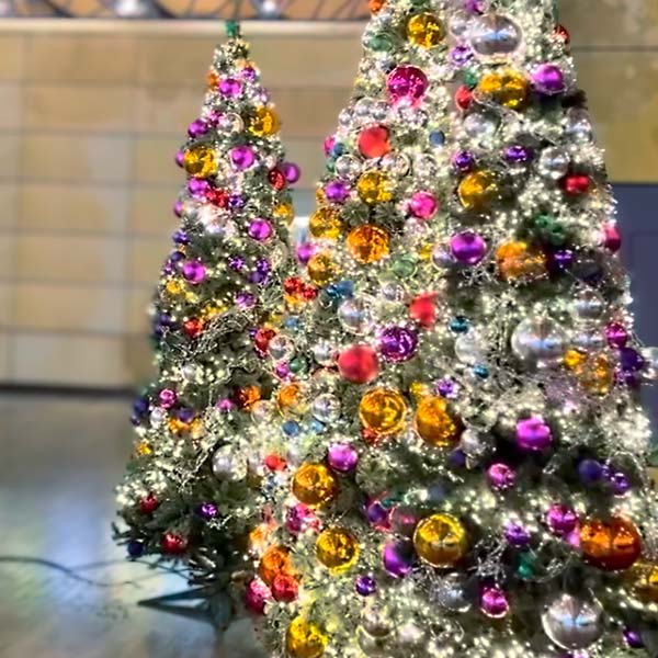 Weihnachtsbaum im Unternehmen mit bunten Kugeln.