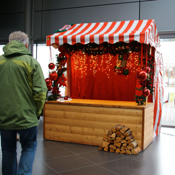Holzbude für Weihnachtsevent festlich dekoriert.