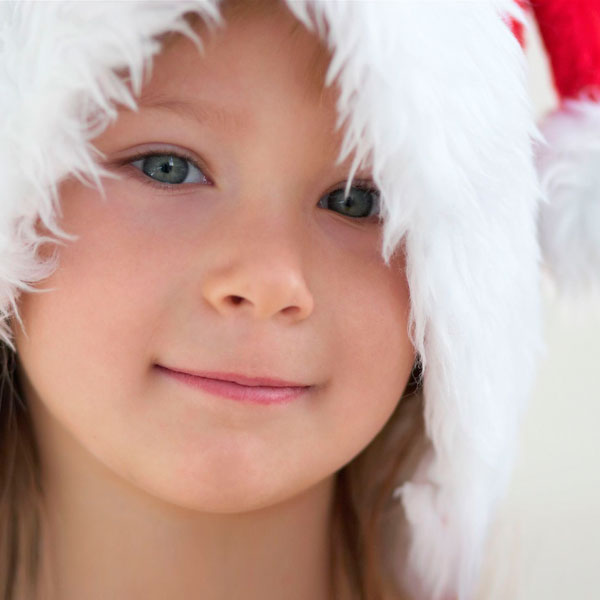 Kind mit Weihnachtsmann-Mütze