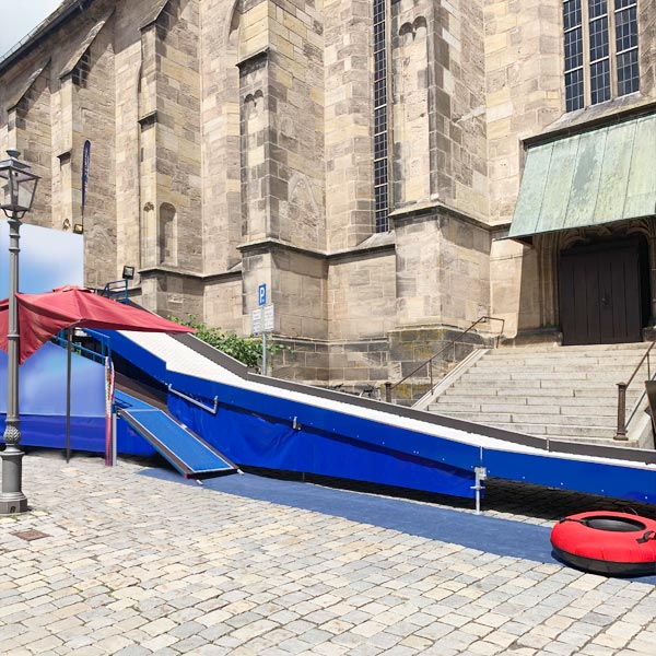 Mobile Rodelbahn vor der Sebalduskirche in Nürnberg